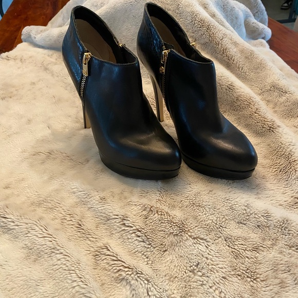 Michael Kors booties - Picture 2 of 10